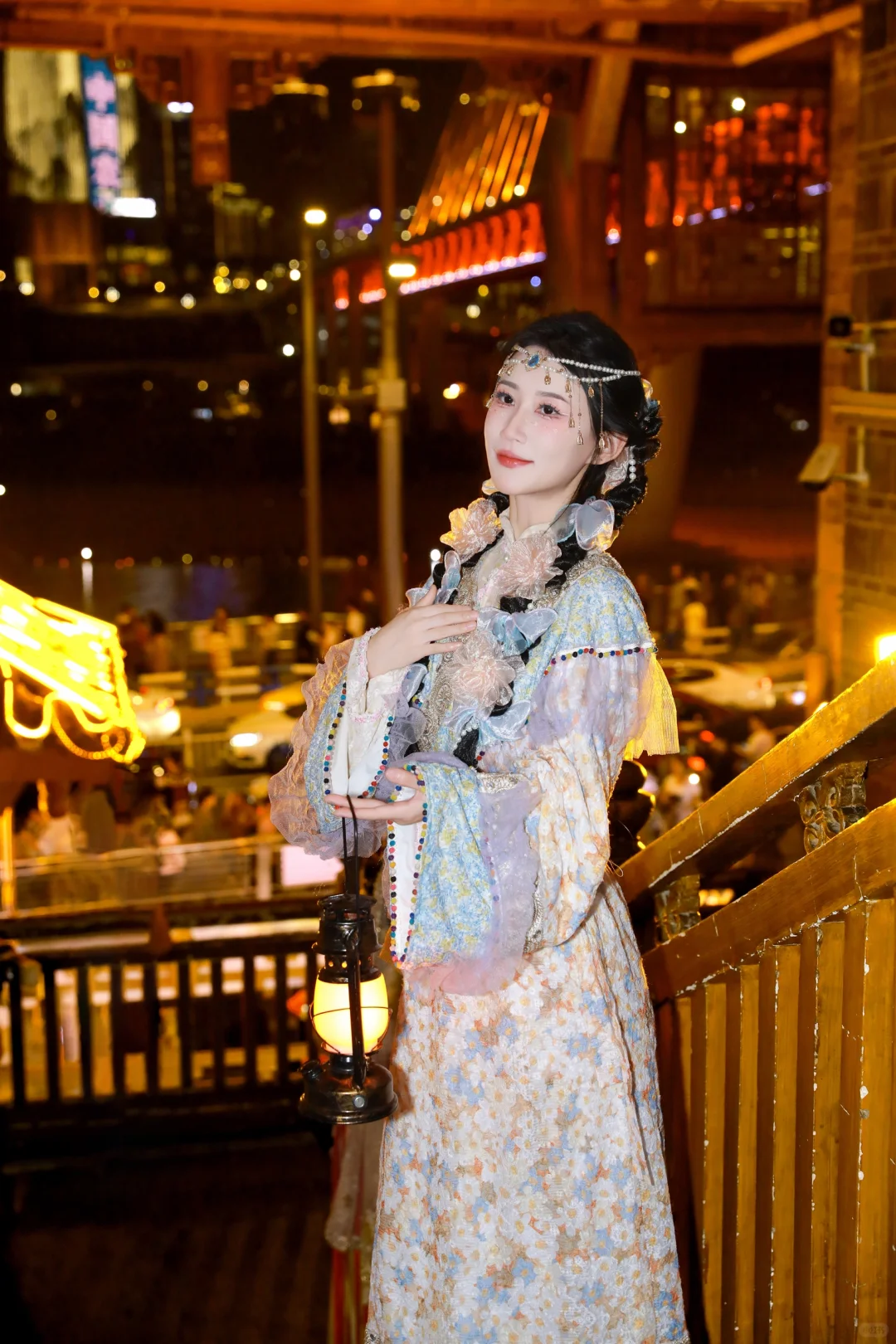宝子们，最近我在重庆发现了一家超棒的旅拍店——芳华旅拍！简直打开了我旅...