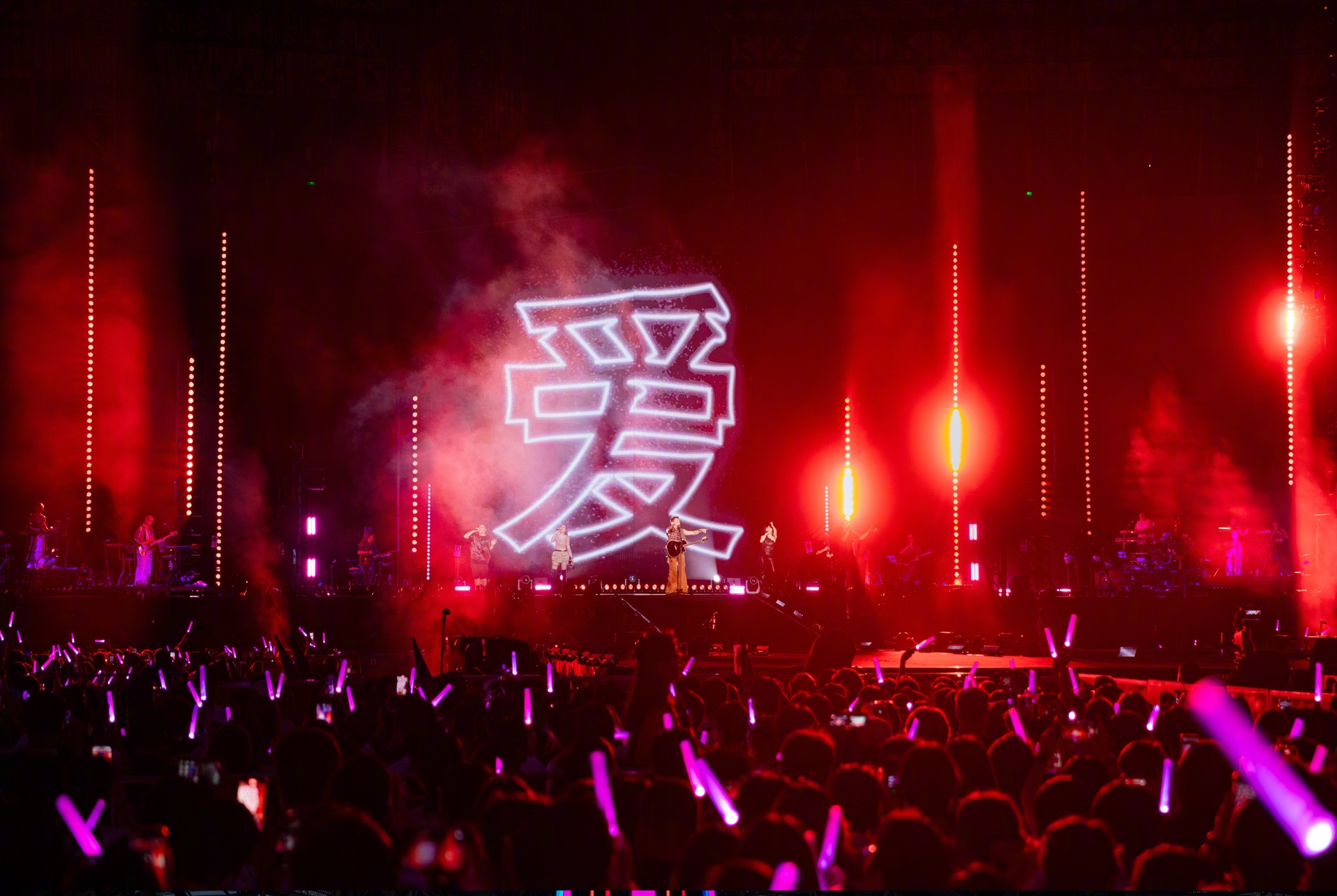 陶喆用50种语言说爱你 陶喆这波操作太绝啦！在《爱是个什么东西》演唱会上，用50