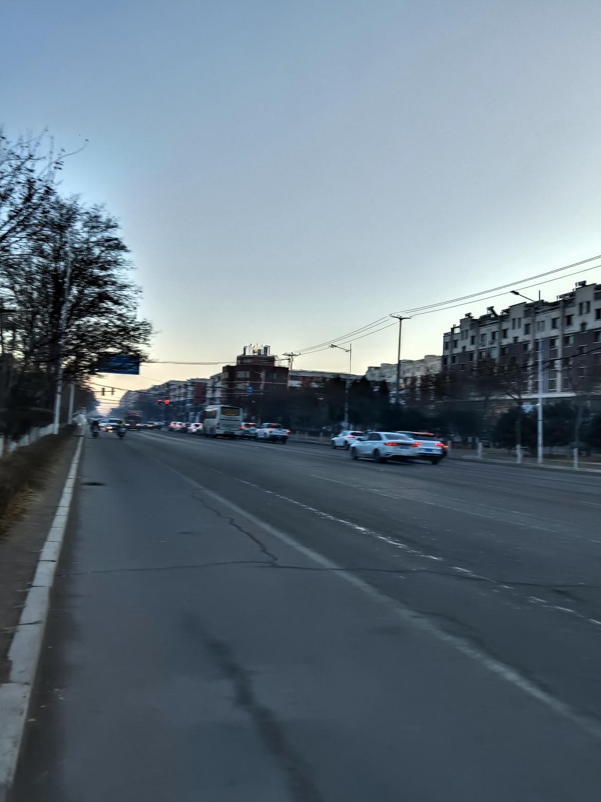 黄昏时分，车流不息，城市喧嚣中的宁静时刻。