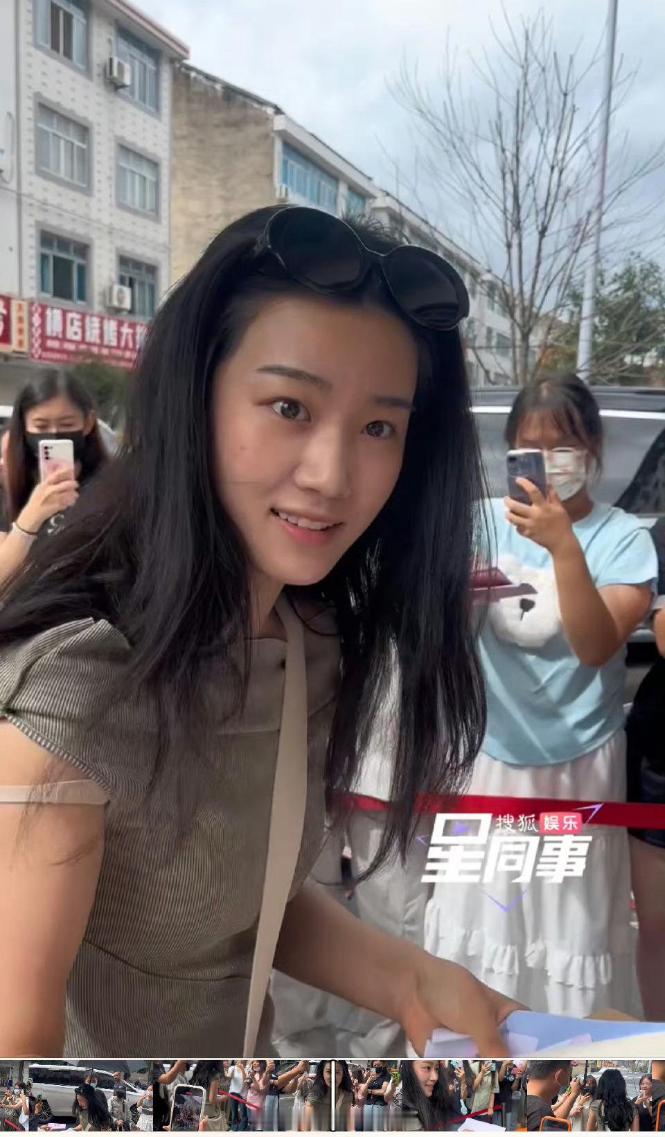 #网友审判卢昱晓上班图#  卢昱晓素颜出妆被审判了，又被审判了………#卢昱晓上班