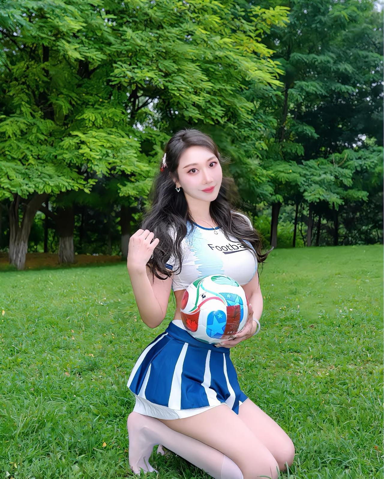 点亮这个夏天，所有热烈都藏在绿茵场上。漫长拉锯里，藏着无数焦灼等待，一次次射门落