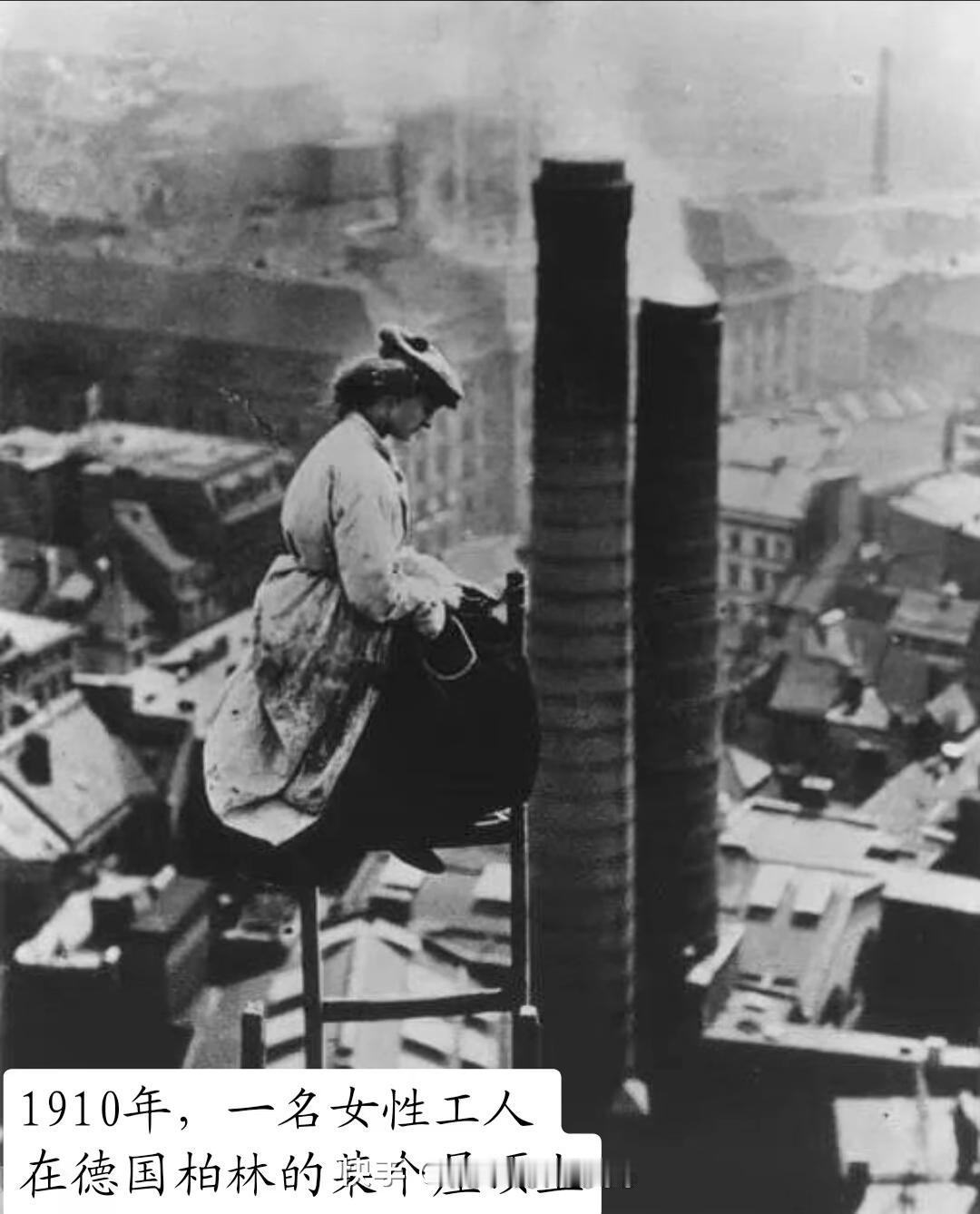 1910年德国柏林，有张罕见照片记录了一名女泥瓦匠高高伫立在屋顶维修的场景。在那