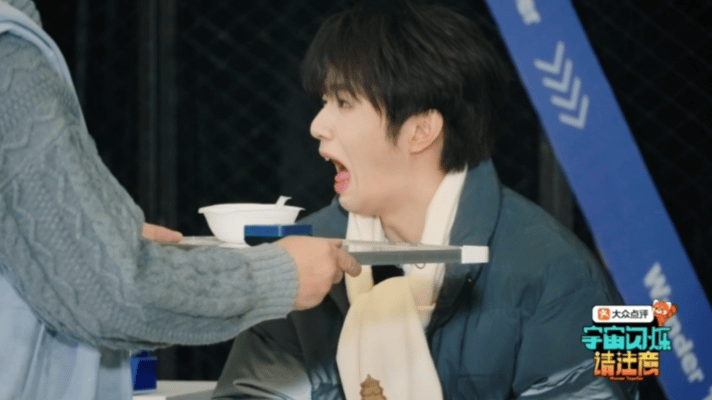 刘耀文被臭出痛苦面具王鹤棣被臭到干呕宇宙闪烁请注意 节目组设定输家需吃腌菜作为惩