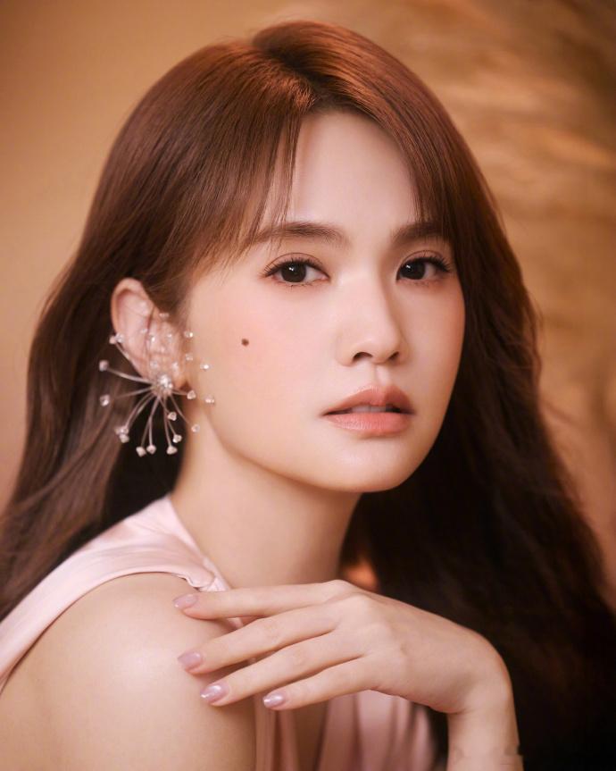 杨丞琳音色女王来的杨丞琳天赐的声音《爱河》用实力展现演唱功底！温柔声线极具质感，
