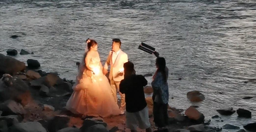 初秋兰州河边美，情侣拍照婚纱照
​
兰州穿石

​初秋的兰州气候宜人，夜晚降临夕