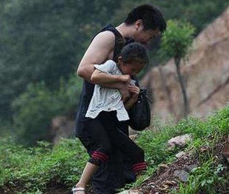 “让人心寒！”四川南充，一76岁老汉含辛茹苦将养女养大，岂料，养女进城后竟抛弃老