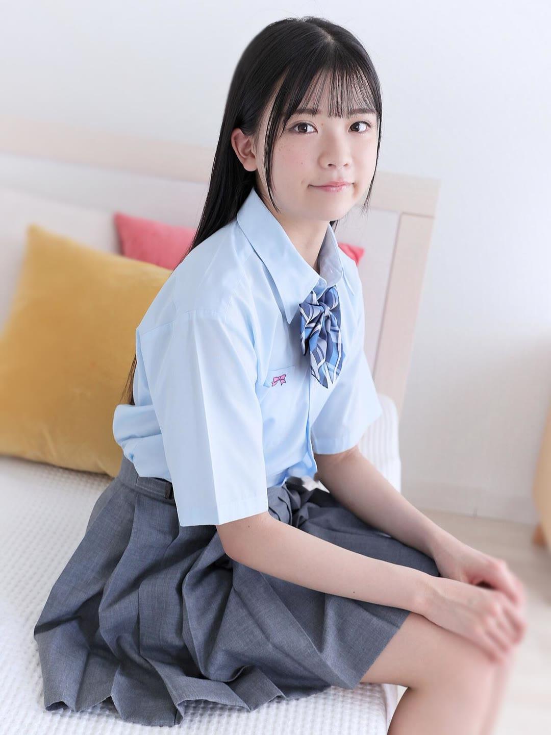 青春洋溢的校园风，少女甜美微笑，轻松自在。
