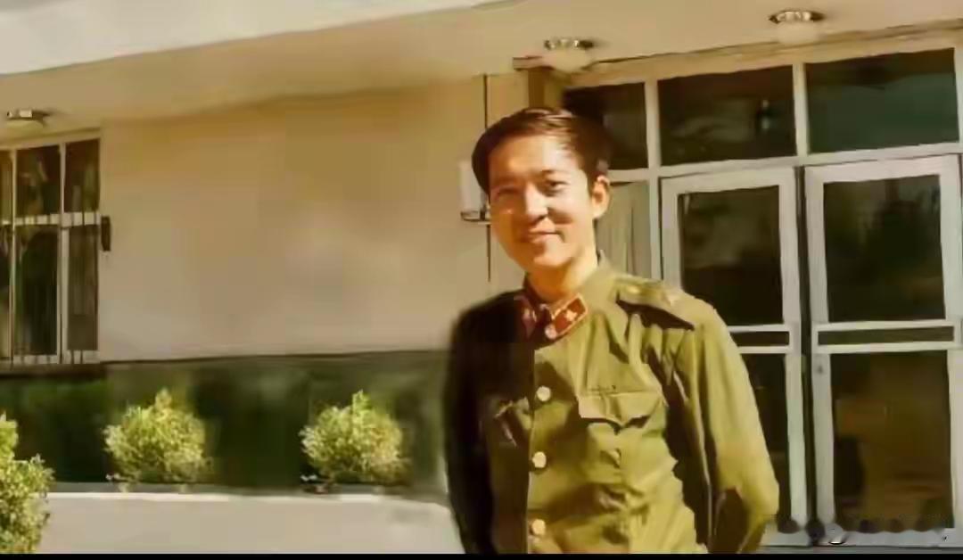年轻时的牛群当兵在部队的一张留影，那时候是精神阳光小伙子。