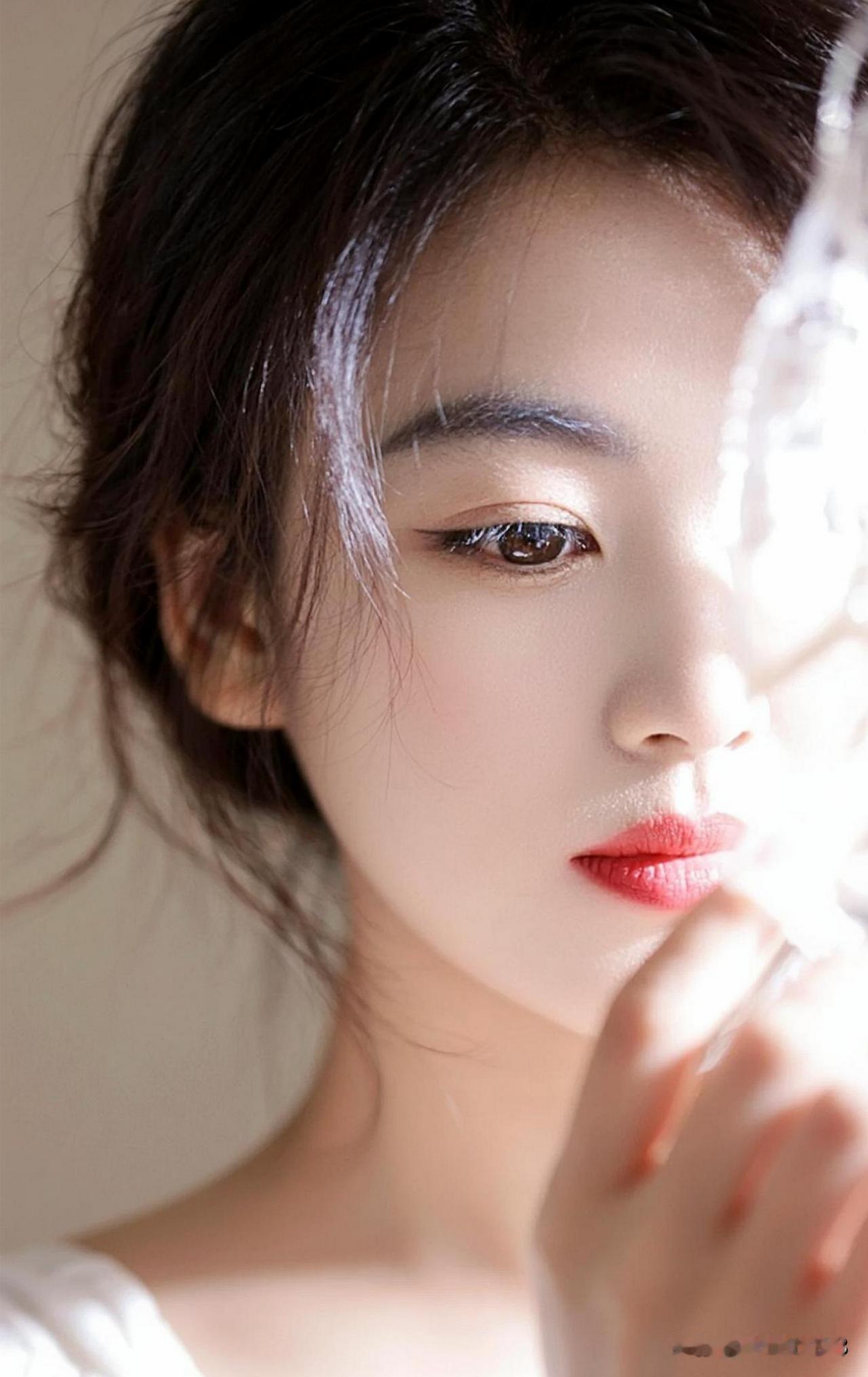 “不要在别人眼里找快乐，更不要在别人的嘴里找尊严，生活不仅需要勇气更需要霸气，花