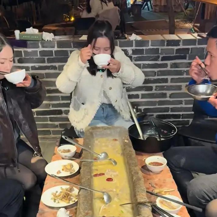 你能想象去餐饮店吃饭，端着碗围在猪食槽边大快朵颐吗？这可不是天方夜谭，今天我就在