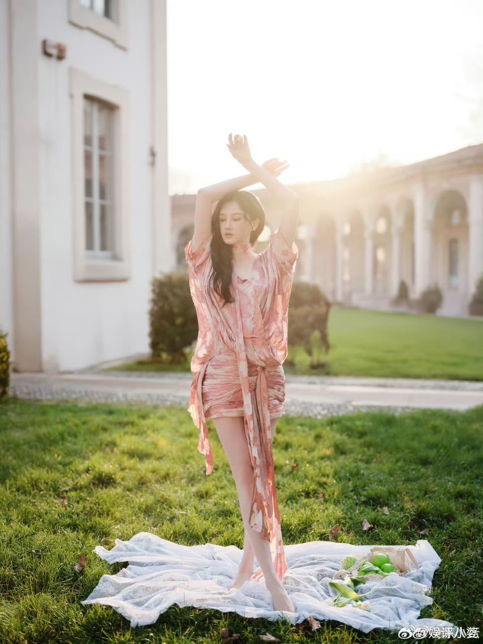 哇塞!陈小纭米兰之行造型绝啦!蕾丝裙温柔精致，粉色look又魅又高级。那大长腿更