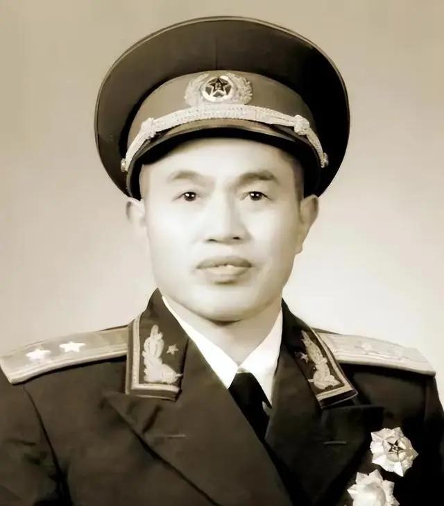 [微风]1969年，兰州军区司令员皮定均视察张掖时，发现当地女人不穿裤子，村干部