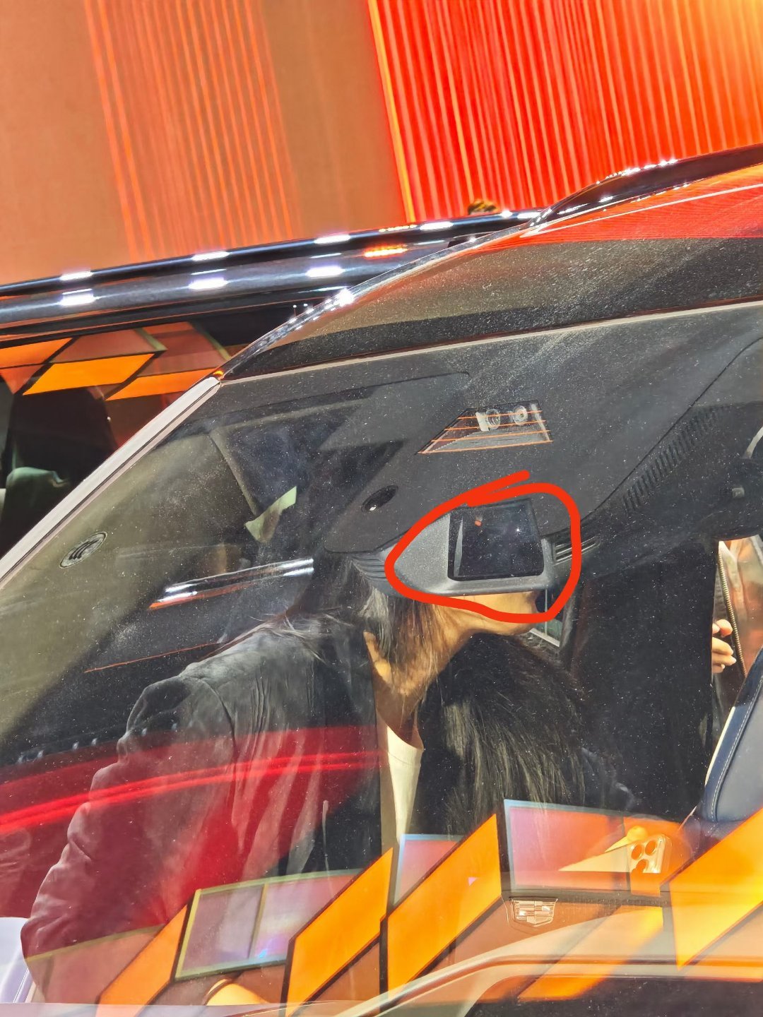 把激光雷达放在车内的设计，好处很多，但需要攻克的难关更多！据说，还要专门找福耀玻