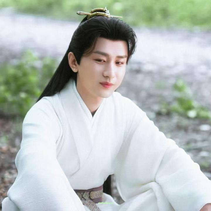 一袭白衫入林间，眉目藏尽万般柔情，这便是书中走出来的世家公子。
成毅公子古风照 