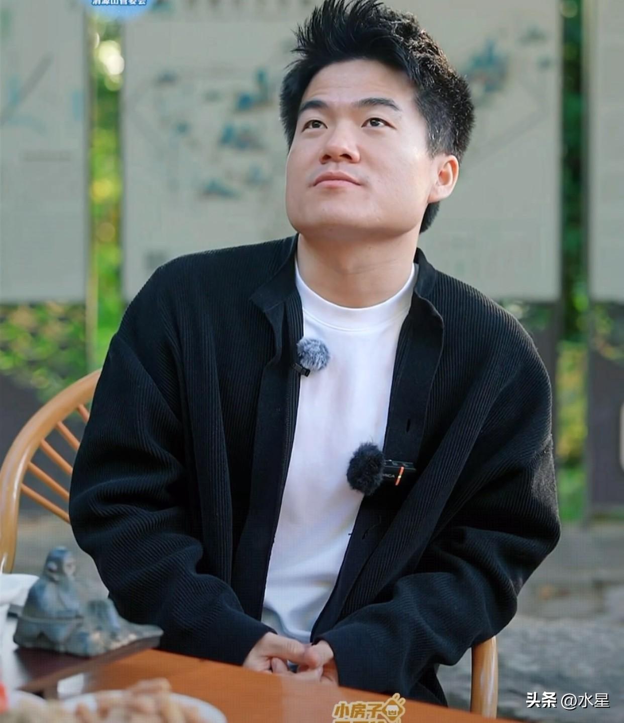 董宇辉又是一周不上播
这在以前是很罕见的
这在以后或许会是常态
以前不论再忙
董