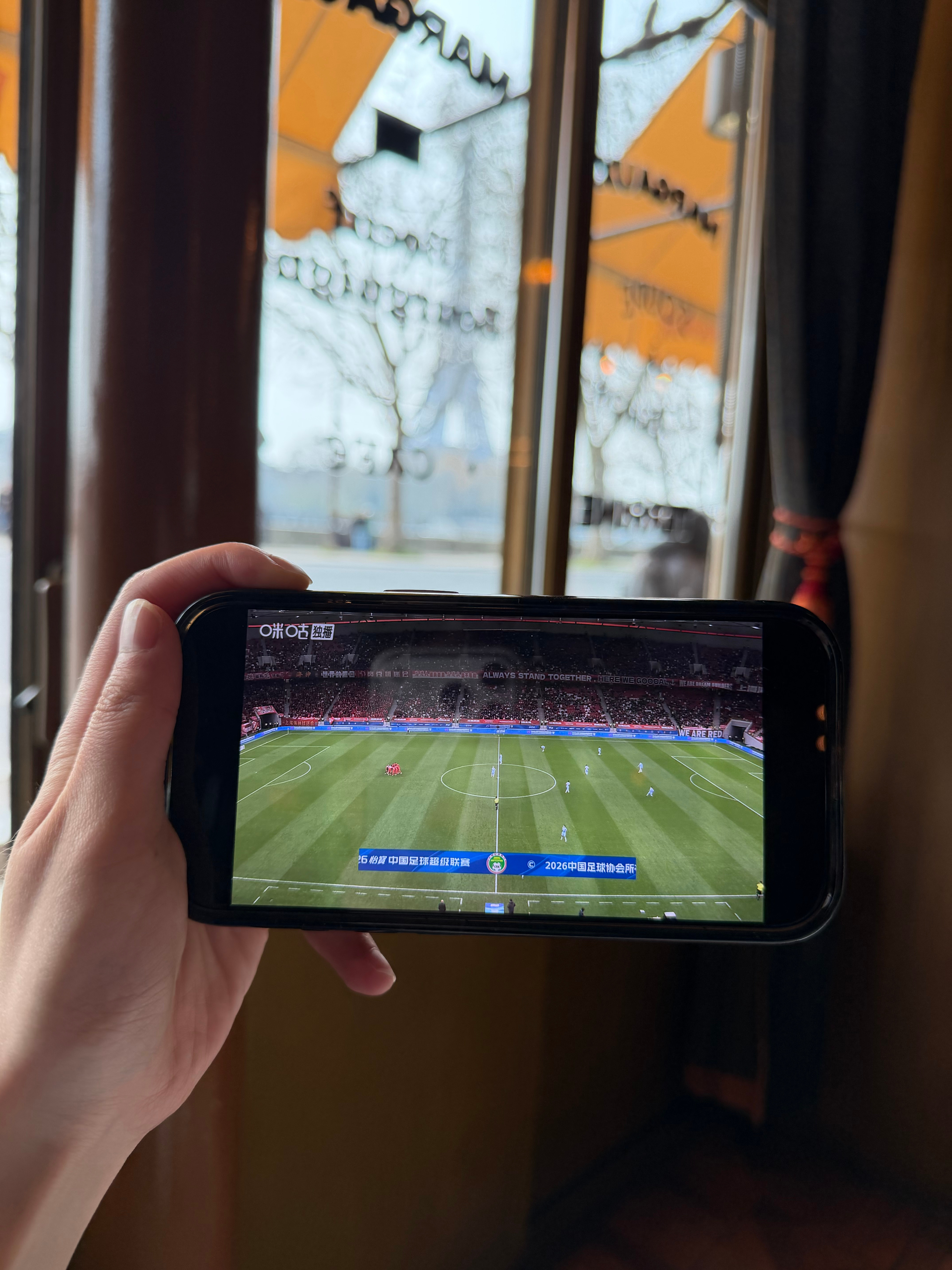 在埃菲尔铁塔下 