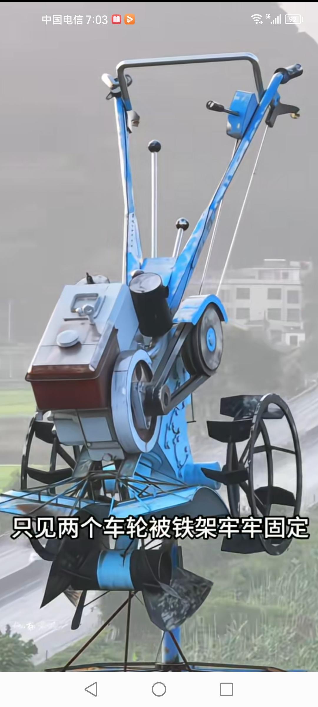 看到一台农用拖拉机被挂在楼顶，我也忍不住吐槽，这到底是谁想出的奇葩操作！我猜可能