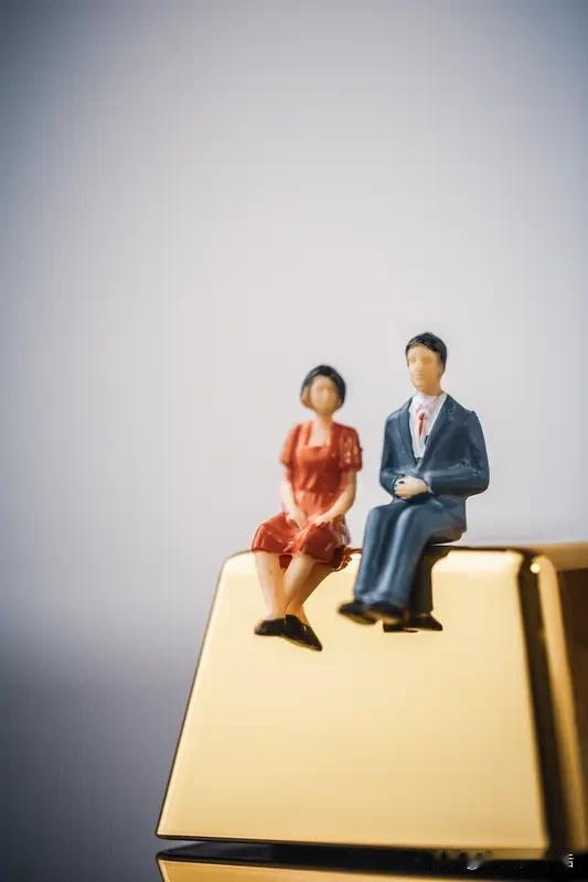 你晓得不？生活里好多人都爱犯这毛病，总拿着网上的情感段子，往自己的婚姻生活上套。