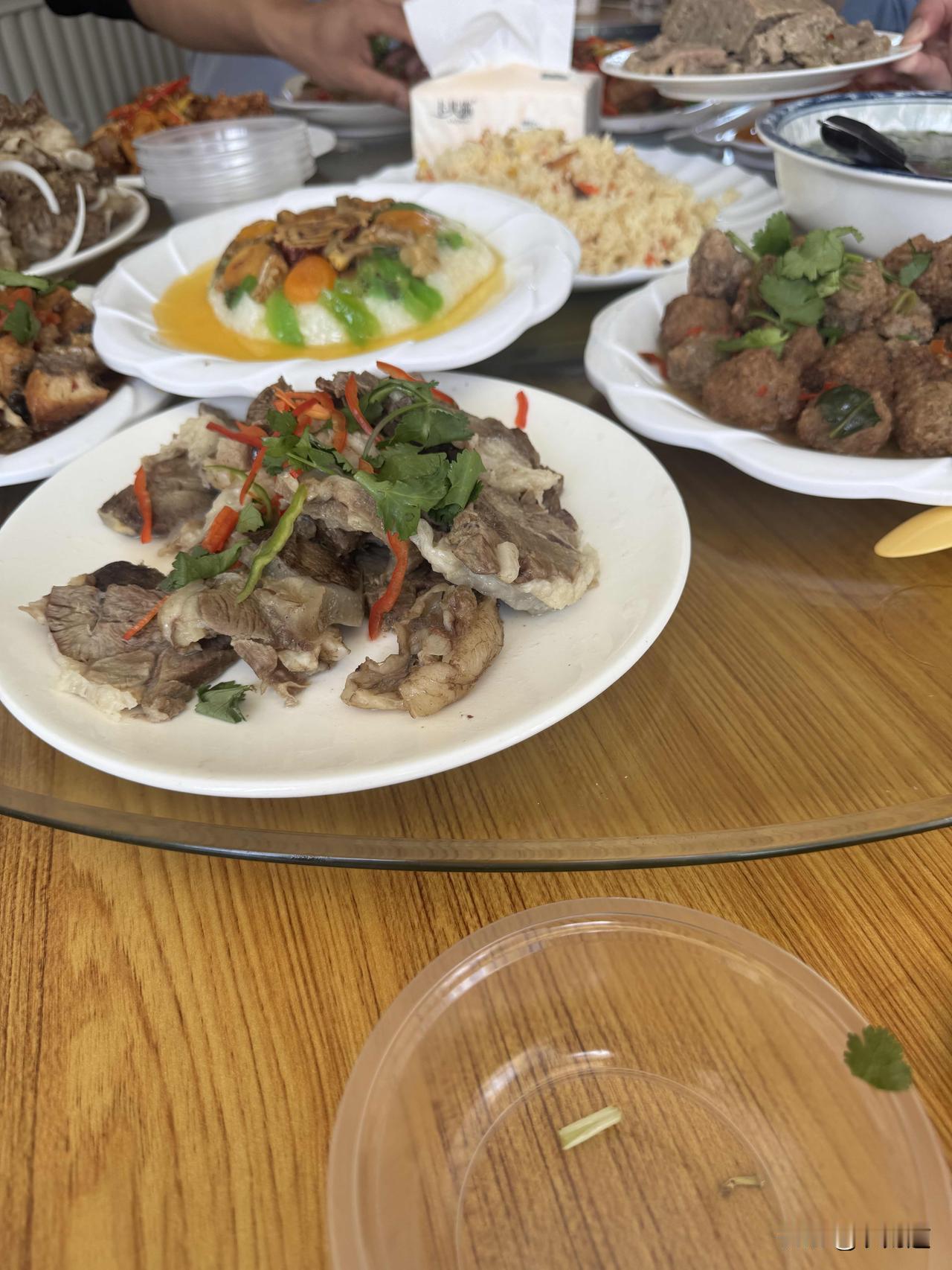 清明小假期，米东区吃大席
好久没有吃这种农家大桌了，还是一如既往的好吃呀，手工牛