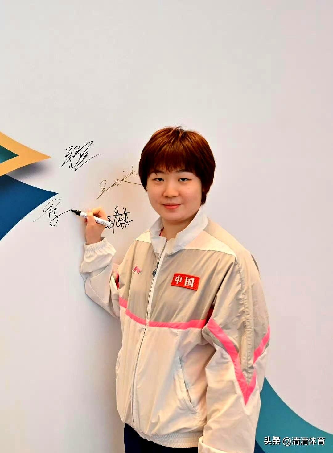 每次看到赛场外的蒯曼，总有种奇妙的亲近感。
澳门晚宴上，她穿着那身清爽的运动服，