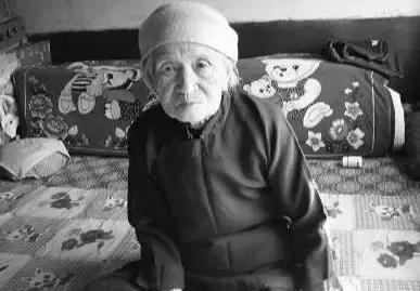 1945年，抗战胜利后，20岁的八路军周富玖回到家乡，准备和未婚妻结婚。然而，他