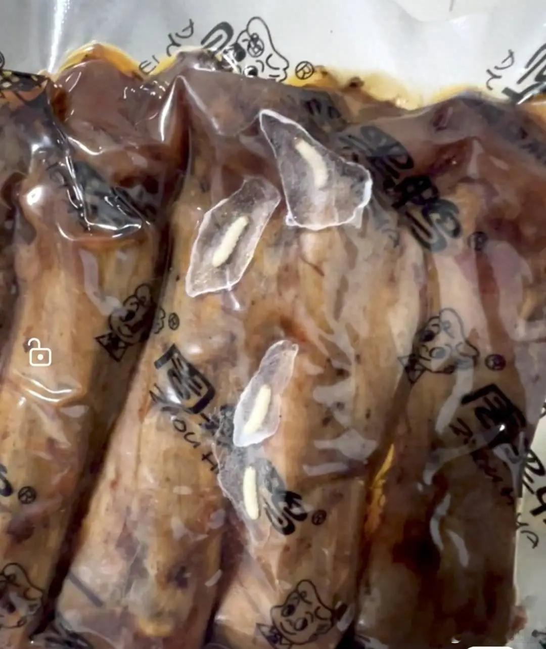 网友曝光周黑鸭鸭翅上5条白色虫子蠕动12月9日，一名网友发布视频称，在电商平台购