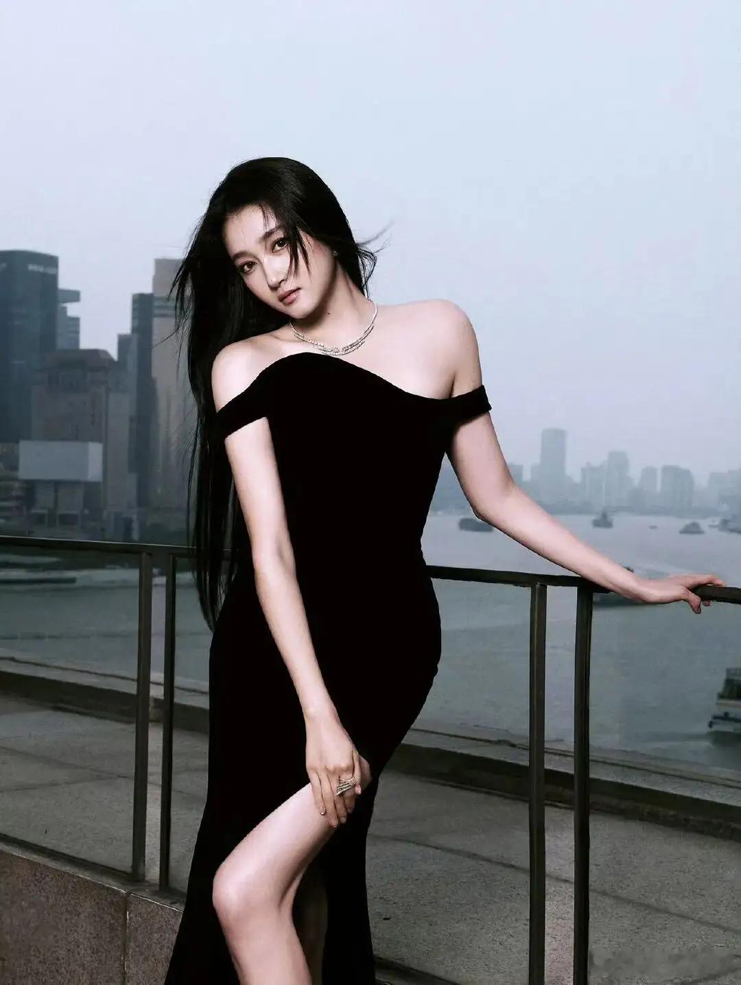 【娱乐无极限💃🏻💃🏻💃🏻】杨紫后援会被发现疑似关注迪丽热巴超话账号，