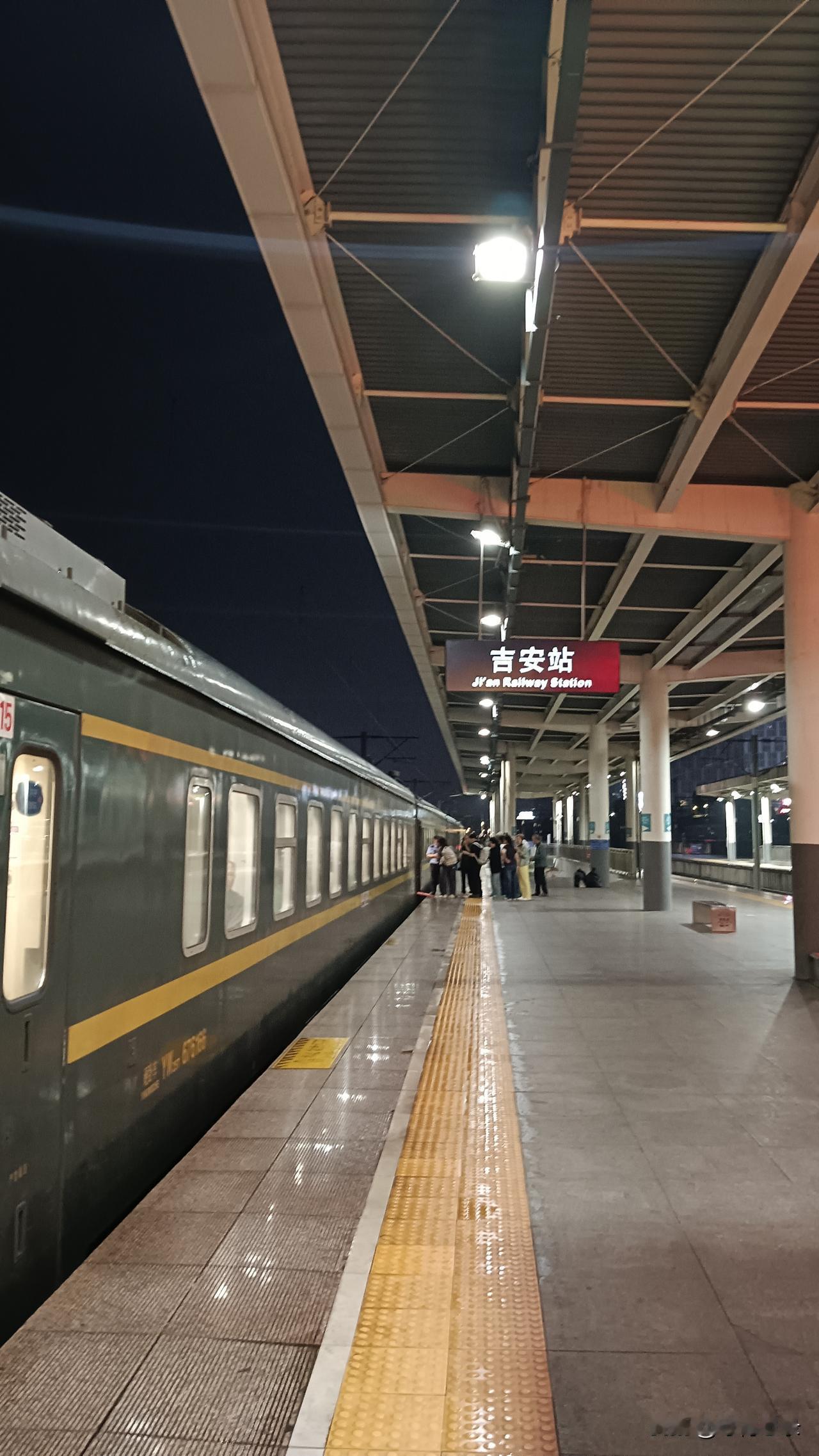 江西吉安，绿皮车的旅行，安逸又静谧。
可躺可坐可立，到站可以放风，我行我素，悠哉