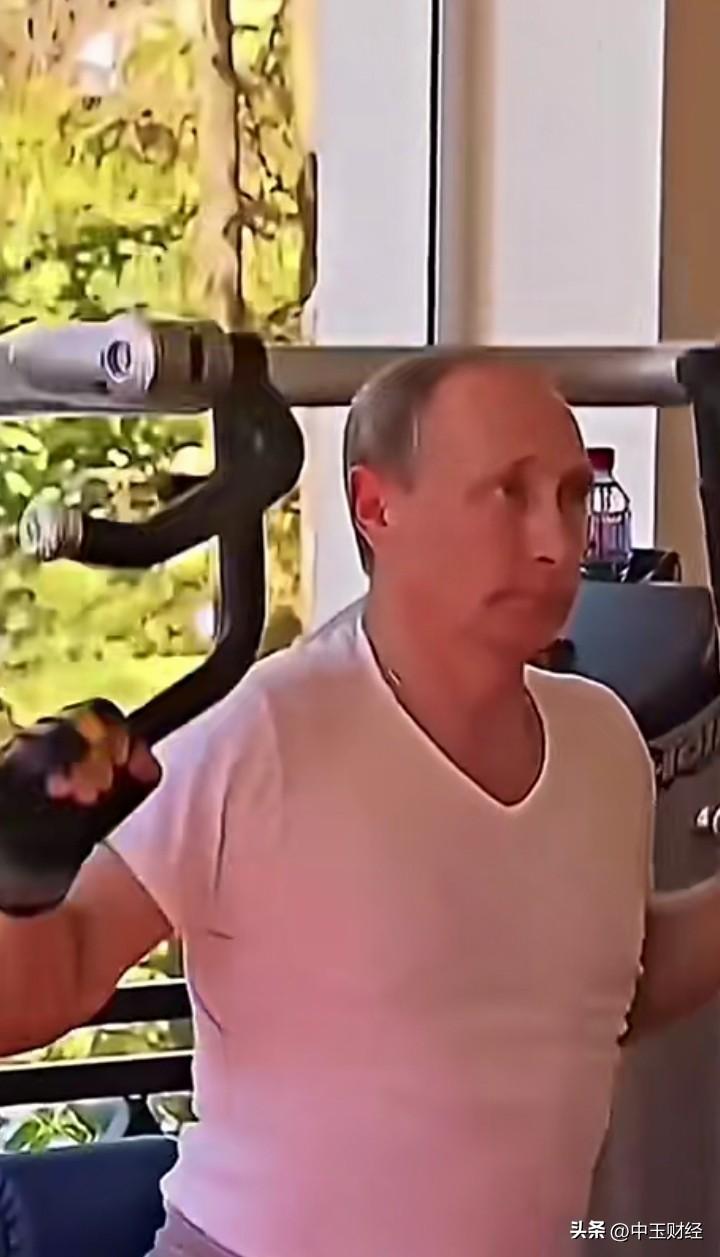 工作和学习都得有健康体魄，看看普京，在紧张工作之余健身超认真。他每天至少锻炼N时