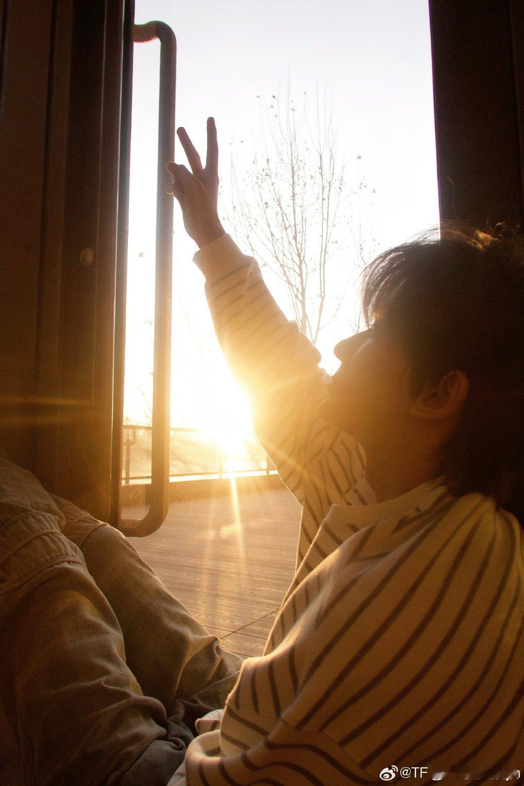 余宇涵居家男友风  条纹卫衣➕牛仔裤，好适合居家男友风[憧憬] 