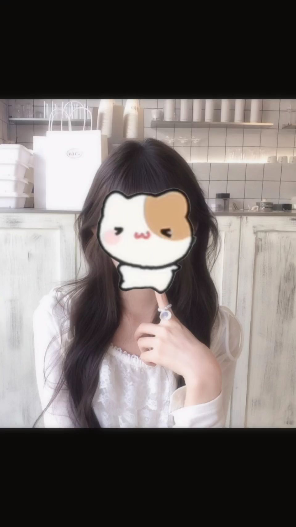 可爱小猫挡脸。