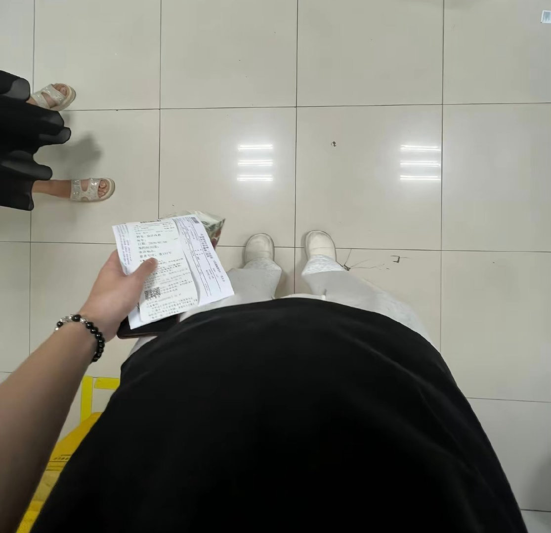 回望那些错位的趣味瞬间，才发觉原来只有我在上班随性乱穿，旁人皆是精致得体，哭笑不