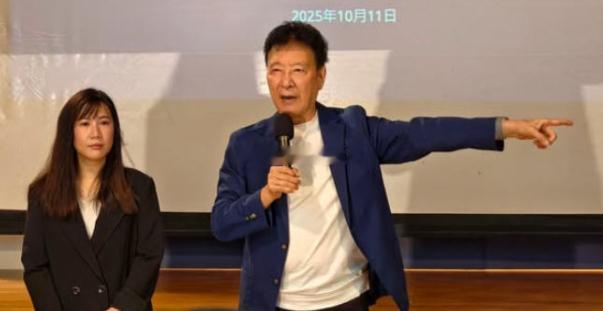 湾湾省，柳采葳去年装模作样地和赵少康去报案(图5)，说被网络上造谣污蔑了，也不知