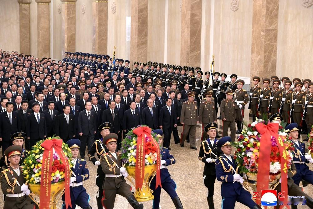 🔴【党政领导干部在伟大领导者金正日同志华诞８４周年之际参谒锦绣山太阳宫】在将为