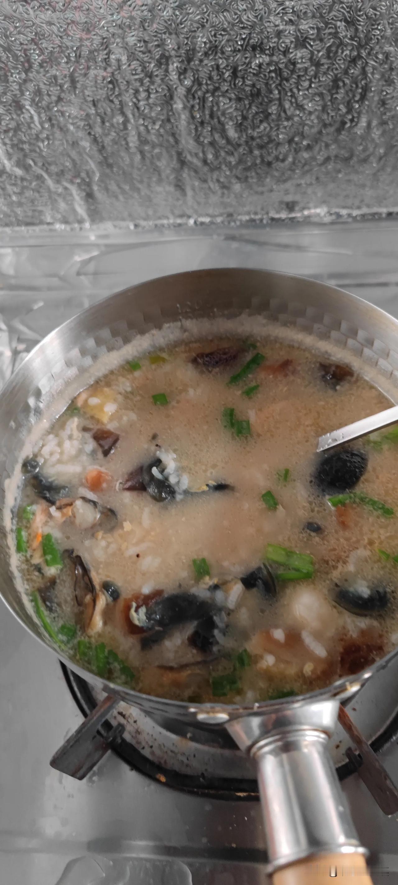 升级版的皮蛋粥！现在做饭就图省事，但是食材不能凑合。

今天中午，我把水发生蚝干
