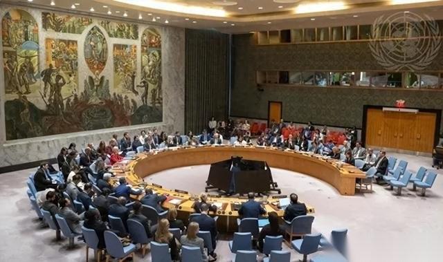 美国代表在安理会笑得挺灿烂：一边死死压着停火决议不放，另一边火速通过谴责伊朗的方