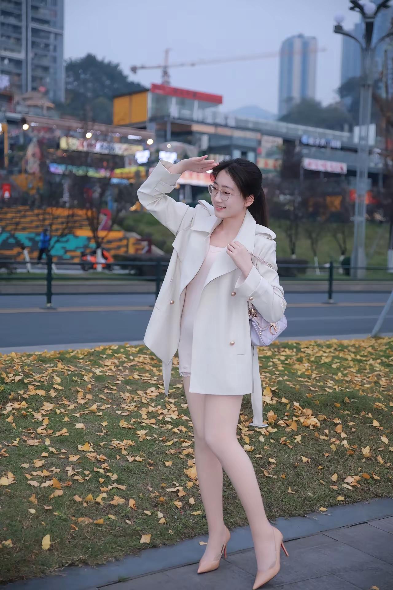 穿搭指南，温柔米色风衣，搭配高跟鞋，优雅出街！