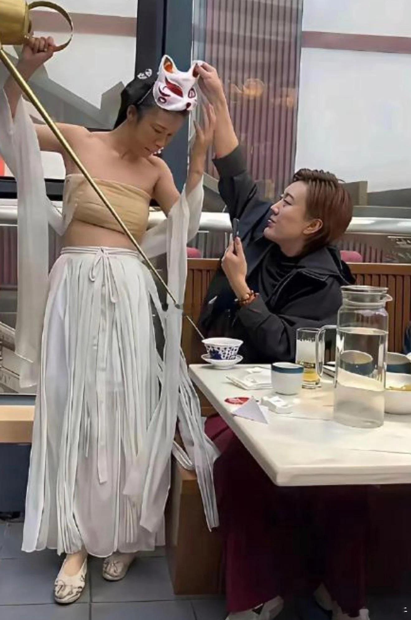 你说你非要去摘面具干嘛，这下好了 