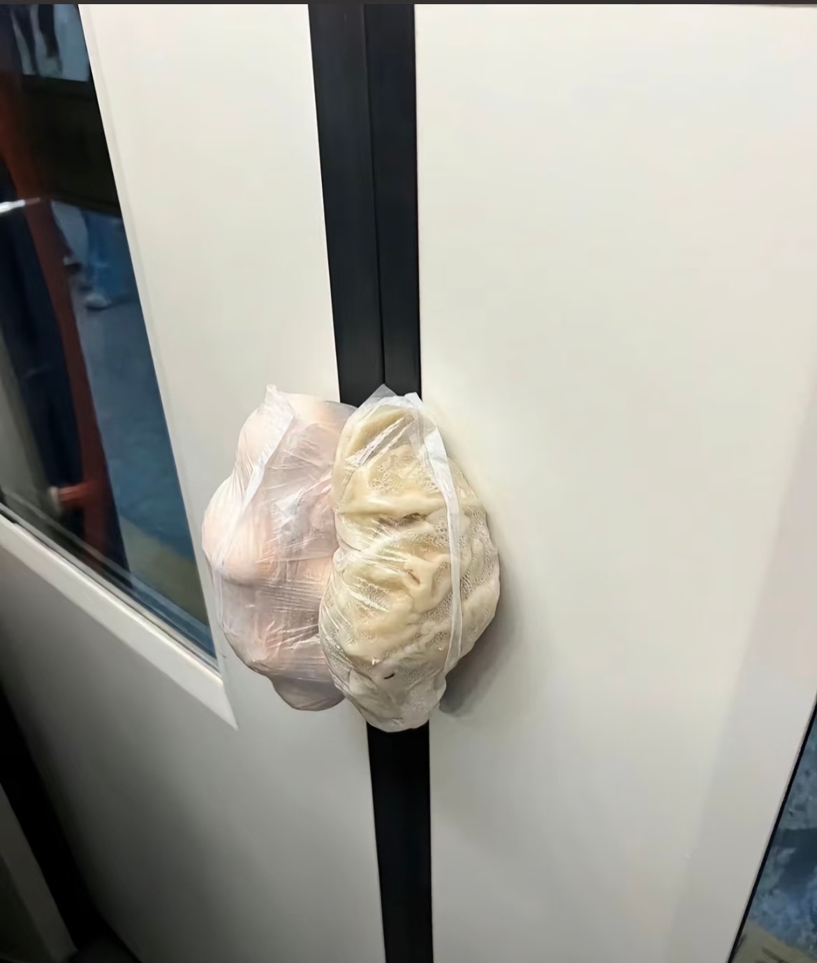 地铁站里藏着人生百态早餐百态也是，地铁站就是大型保护早餐现场，守护我方豆浆油条