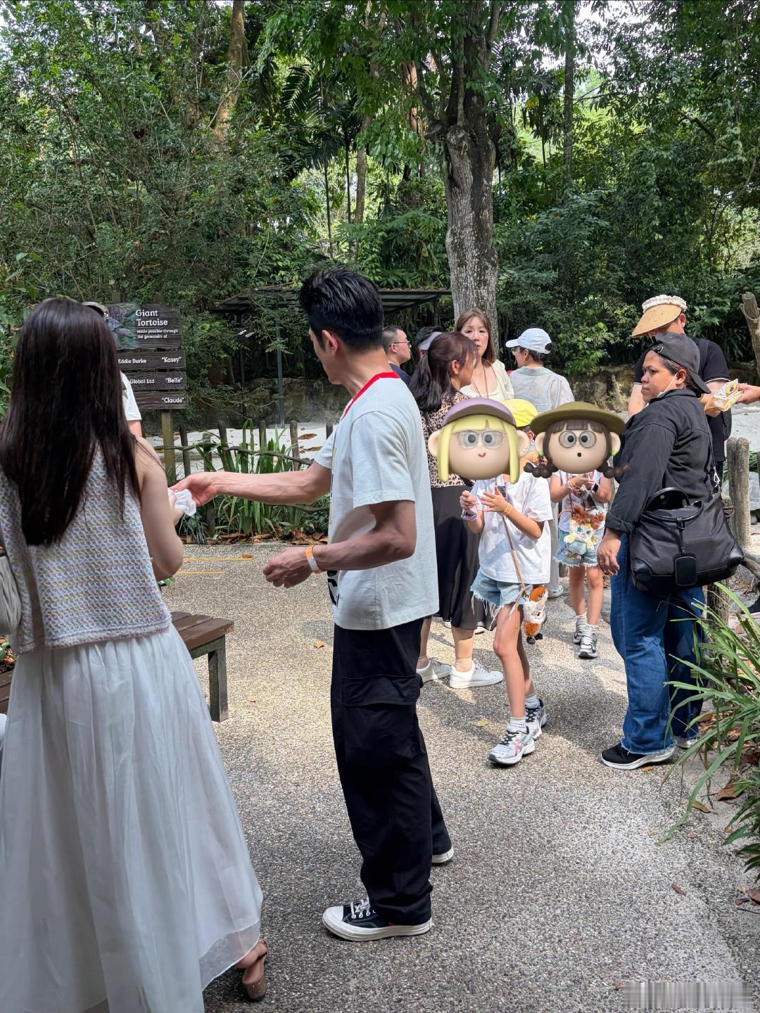 新加坡动物园偶遇郭富城方媛郭天王一手拿着咖啡一手带着老婆孩子，这松弛感，不愧是天
