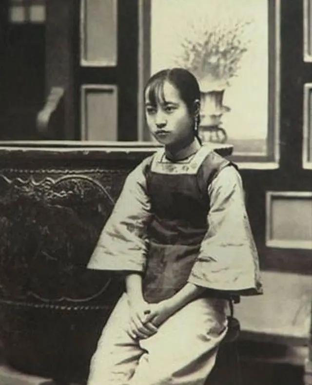 1904年，通房丫李氏，站着侍奉丈夫与正妻长达33年。这日，她正在盛饭。谁知，管
