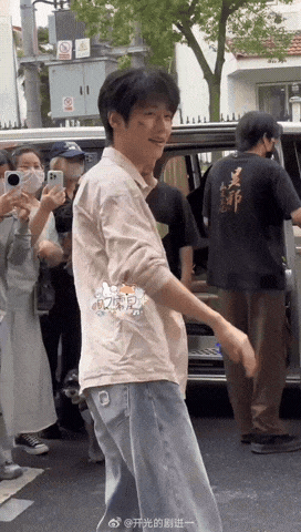 郫县有粉丝喊徐振轩不要再锁了，赶紧道歉吧，能锁贴证明团队能看到。争论点只他从粉丝