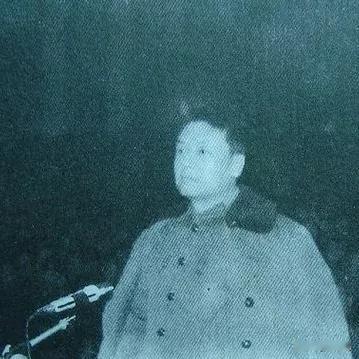27岁执政辽宁，
军政大权手握；
35岁锒铛入狱，
被判17年监刑；
一生誉毁各