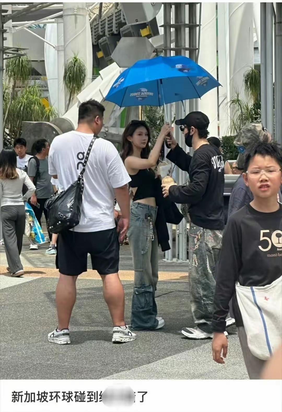 黄晓明与女子同游新加坡❗❗❗有网友分享出偶遇黄晓明和一位美女同游新加坡的照片。照