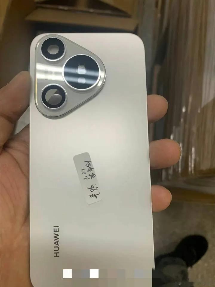 网传华为P70的真机，怎么感觉没有渲染图好看呢..，个人感觉有点假。
