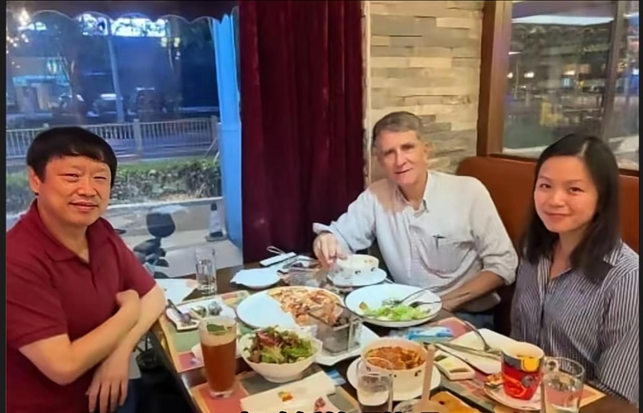 老胡与《纽约时报》记者吃饭的照片被网友们扒出来了。
相片上的三个人一起吃饭，其中