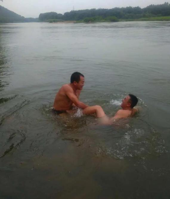 “冲动是魔鬼！”浙江台州，78岁老人与同村人因水塘边种丝瓜问题爆发争吵，厮打中双
