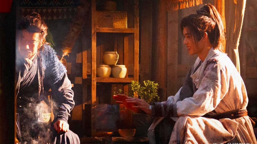 《白衣公卿》32集顺利过审拿证，龚俊一人分饰两角，飞鱼服造型惊艳，敲定央视+腾讯