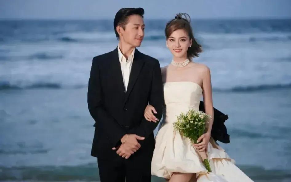 吴千语&施伯雄，他们偷偷凝望对方的样子，真美好。你说她爱打扮，确实是，但她打扮的