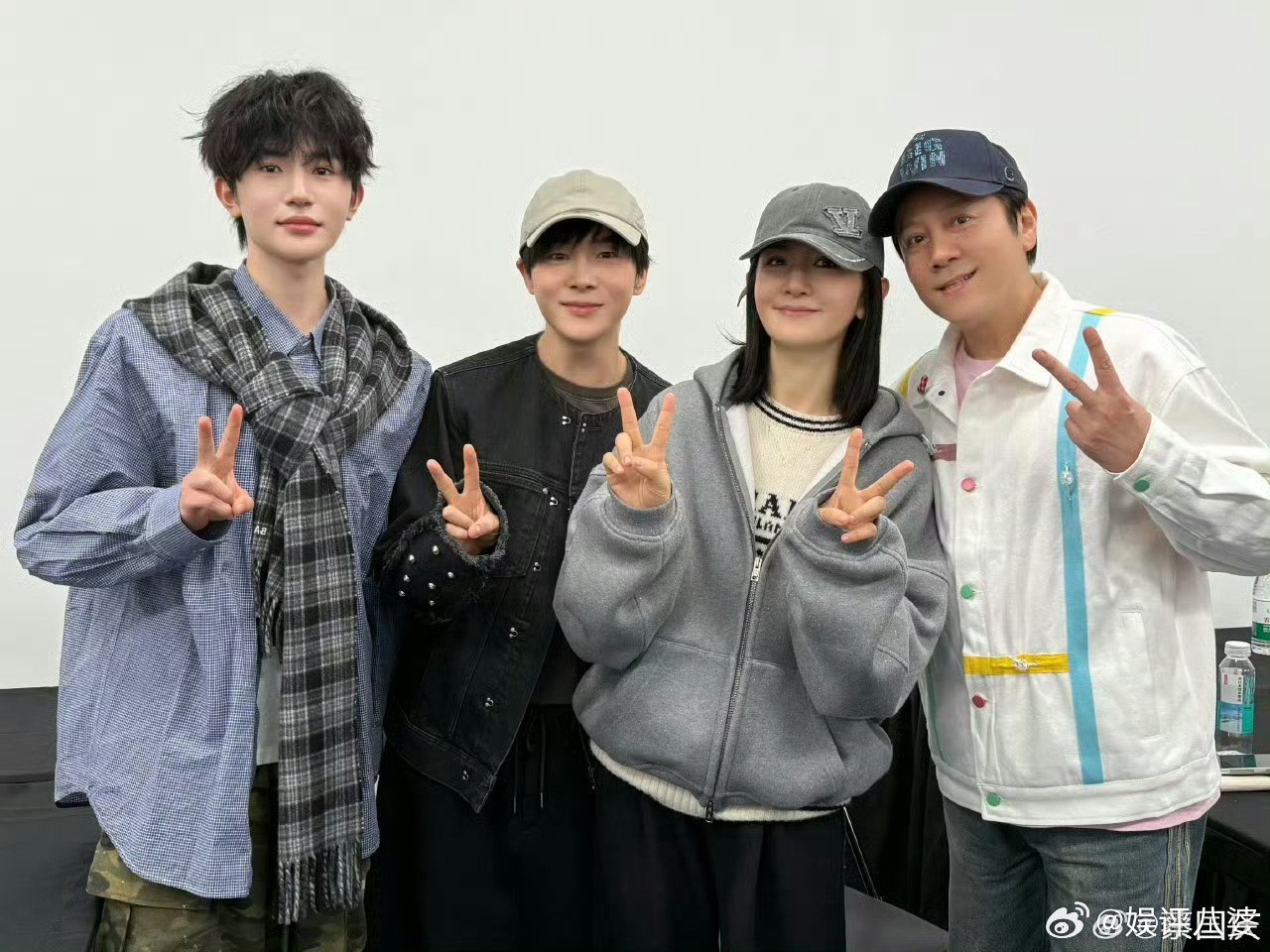 蔡国庆看张杰演唱会谁能拒绝张杰鸟巢演唱会的魔力？蔡国庆老师都变身狂热观众，跟着音